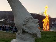 Das Osterfeuer nahe der in Stein gemeißelten Märchenfiguren der Brüder Grimm, dem Wahrzeichen des Schneewittchendorfes (Foto: Schneewittchendorf Bergfreiheit)